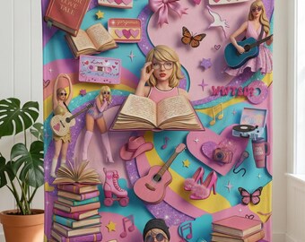 Op de afbeelding: Een kleurrijke deken met een collage van illustraties met een muzikaal en literair thema. Het ontwerp bevat boeken, gitaren, vlinders en vrouwelijke figuren. Het kleurenpalet is overwegend roze, blauw en geel, met tekst als "CLASSIC LOVE TALE" en "HELLO MY".