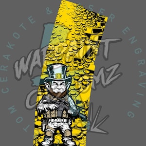Puede incluir: Un duende de dibujos animados con un rifle, que lleva un sombrero de copa y equipo táctico, se encuentra contra un fondo de monedas y lingotes de oro. El diseño presenta una ilustración detallada con un tema militar, sobre un fondo amarillo y gris.