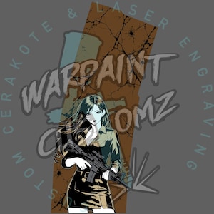 Op de afbeelding: Digitale illustratie van een vrouw die een geweer vasthoudt, met de tekst "WARPAINT OMZ" en "CERAKOTE & LASER ENGRAVING" in een cirkelvormig patroon. De vrouw draagt een zwarte rok en een olijfgroen overhemd.