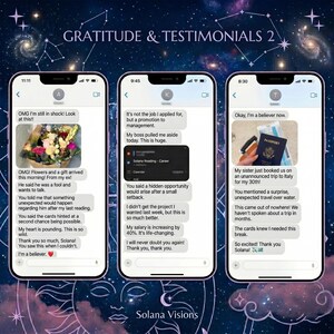 Op de afbeelding: Drie smartphoneschermen met tekstberichtgesprekken getiteld Gratitude & Testimonials 2. De berichten bevatten foto's van een boeket bloemen, een agenda-item voor een Solana Reading en een blauw paspoort tegen een donkere sterrenhemel.