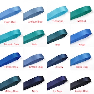 Puede incluir: Una colección de cintas de satén azules en varios tonos, incluyendo Capri Blue, Turquesa y Marino. Cada cinta está etiquetada con su nombre de color, proporcionando una guía visual clara para proyectos de manualidades o decoración. La imagen muestra una gama de azules, de claros a oscuros.