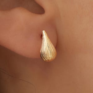14K massief gouden druppelvormige oorbellen, 13 mm minimale waterdruppeloorbellen, sierlijke druppelsieraden, dagelijks jubileumcadeau voor vrouw