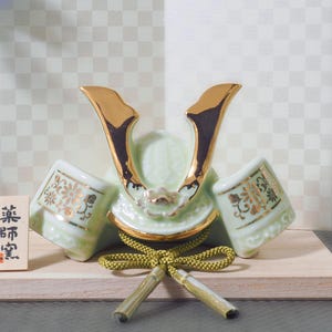 Adorno japonés Kabuto con esmalte verde dorado claro y biombo, base de madera | Decoración de casco samurái Yakushigama, hecho en Japón, regalo de cerámica
