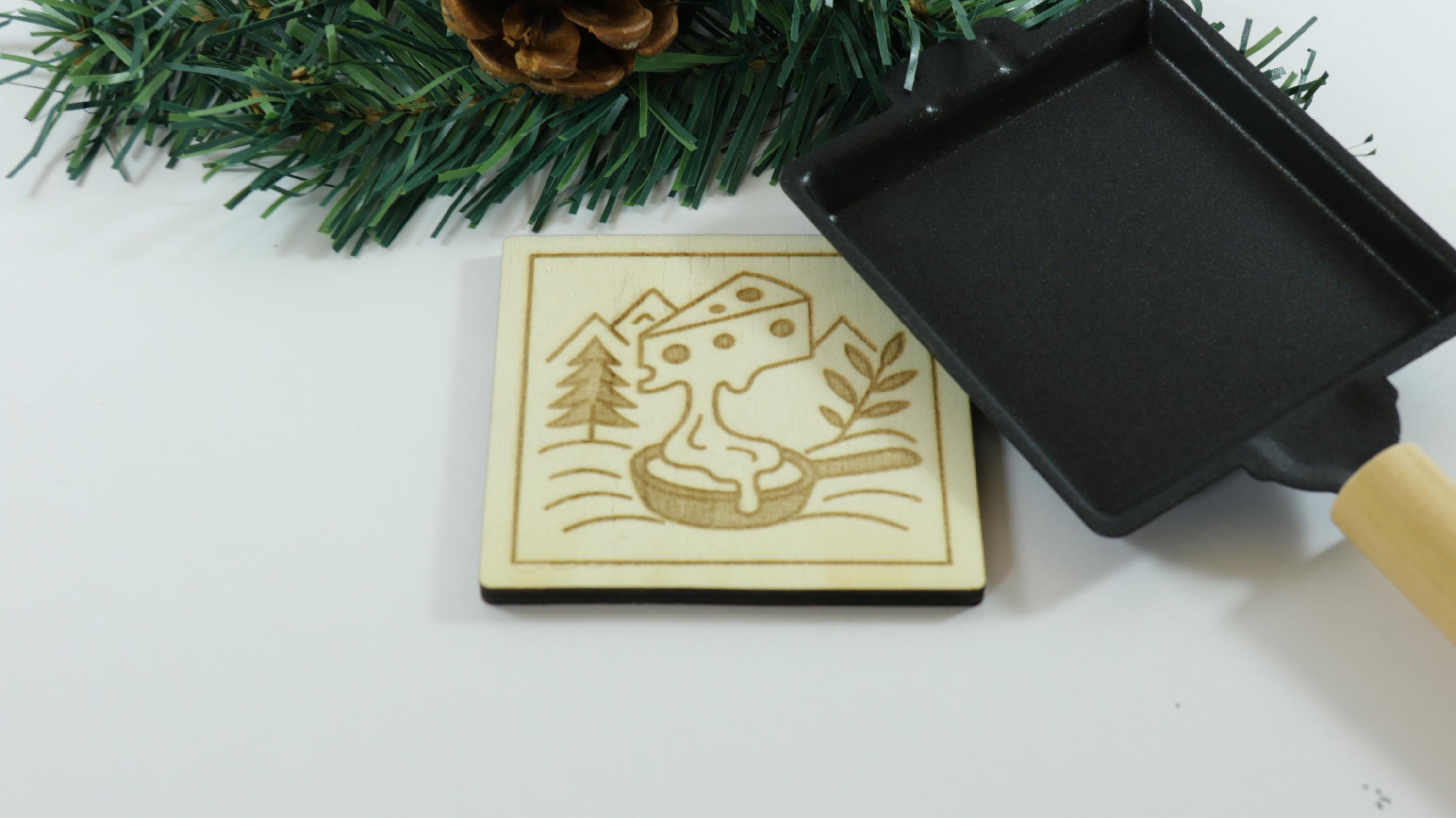 Socle en Bois pour Poêlon à Raclette - Gravure Fromage Fondu & Décor Hiver | Accessoire Raclette Original Fait Main