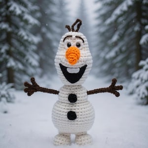 Peut inclure: Un bonhomme de neige crocheté avec un corps blanc, des boutons noirs et des bras en bâton marron. Le bonhomme de neige a un nez en carotte, un sourire noir et des cheveux bruns. L'arrière-plan est une forêt enneigée.