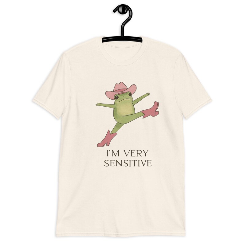 Funny Frog T-Shirt – Cute Sensitive Frog in Pink Cowboy Boots & Hat – Whimsical Kawaii Graphic Tee.