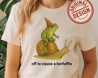 Cottagecore Grodridande Snigel T-shirt – “Off to Cause a Kerfuffle” Rolig Retro Grafik T-shirt.