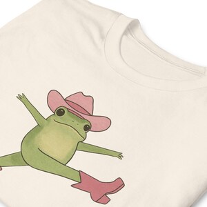 Funny Frog T-Shirt – Cute Sensitive Frog in Pink Cowboy Boots & Hat – Whimsical Kawaii Graphic Tee.