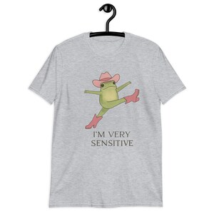 Funny Frog T-Shirt – Cute Sensitive Frog in Pink Cowboy Boots & Hat – Whimsical Kawaii Graphic Tee.