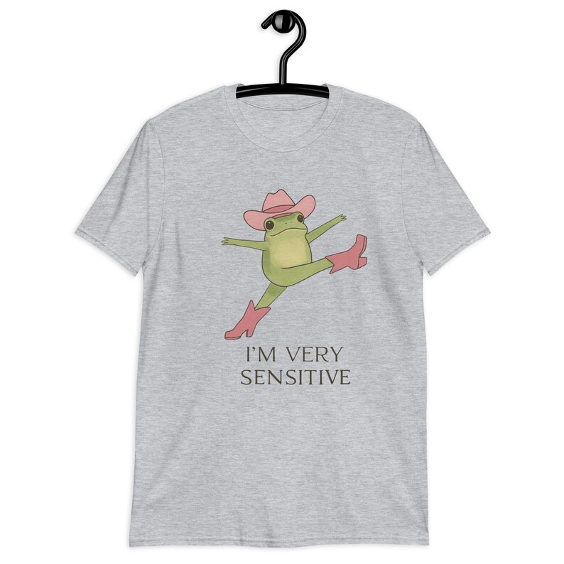 Funny Frog T-Shirt – Cute Sensitive Frog in Pink Cowboy Boots & Hat – Whimsical Kawaii Graphic Tee.