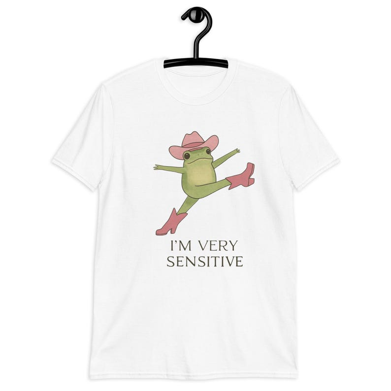 Funny Frog T-Shirt – Cute Sensitive Frog in Pink Cowboy Boots & Hat – Whimsical Kawaii Graphic Tee.