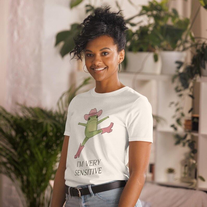 Funny Frog T-Shirt – Cute Sensitive Frog in Pink Cowboy Boots & Hat – Whimsical Kawaii Graphic Tee.