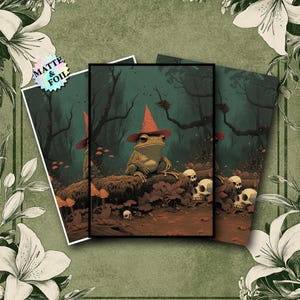 Puede incluir: Tres impresiones artísticas con una ilustración de una rana con un sombrero de mago rojo, en una escena de bosque oscuro con calaveras y setas. Las impresiones tienen un acabado mate y con lámina.