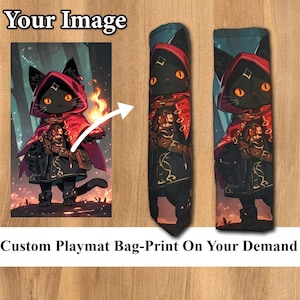 Puede incluir: Una bolsa de alfombrilla de juego personalizada con una impresión de un personaje de gato negro con una capa con capucha roja, sosteniendo fuego. La bolsa se muestra en dos vistas, enrollada. También se ve el texto "Your Image" y "Custom Playmat Bag-Print On Your Demand".