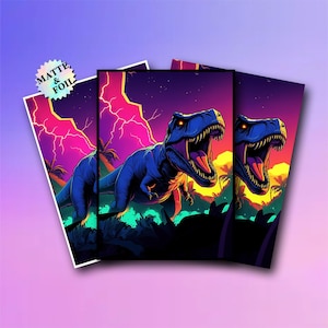 Puede incluir: Tres impresiones artísticas que representan un Tyrannosaurus Rex azul con la boca abierta, sobre un vibrante atardecer púrpura y naranja con palmeras y relámpagos. Las impresiones tienen un acabado mate y foil.