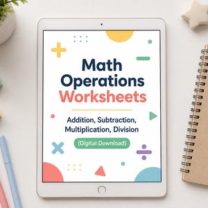 Puede incluir: Una tableta blanca muestra "Math Operations Worksheets" con términos matemáticos. Un cuaderno de espiral, un lápiz, bolígrafos y bloques decorativos están dispuestos alrededor de la tableta. El texto incluye "Digital Download".