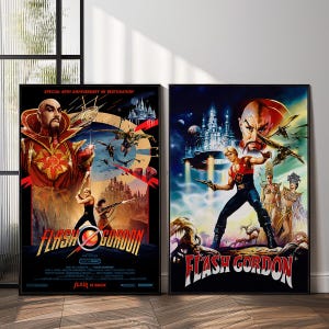 Può includere: Due poster cinematografici incorniciati per "Flash Gordon". I poster presentano illustrazioni vivaci con personaggi, astronavi e il titolo del film. Il poster di sinistra ha uno schema di colori rosso e oro, mentre il poster di destra ha uno schema di colori blu e viola.