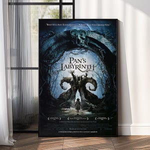 Puede incluir: Un póster enmarcado de la película "El laberinto del fauno" con una escena oscura y fantástica. El póster tiene un marco negro y muestra el título de la película en letras grandes. La imagen incluye una niña, una criatura y el texto "BEAUTIFUL AND EXHILARATING... A FAIRY TALE FOR GROWN-UPS."