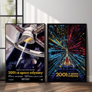 以下が含まれることがあります： 映画「2001年宇宙の旅」の2つの額入りポスター。左側のポスターは宇宙ステーションと宇宙船を描いています。右側のポスターは、人物をあしらったカラフルな抽象的なデザインです。両方のポスターには、映画のタイトルとクレジットが表示されています。