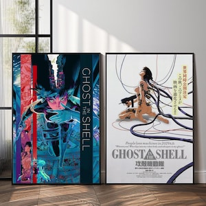 Könnte beinhalten: Zwei gerahmte Poster mit Kunstwerken aus "Ghost in the Shell". Das linke Poster zeigt eine Figur in einem futuristischen Anzug mit dem Text "Ghost in the Shell". Das rechte Poster zeigt eine nackte Figur mit Drähten und Text auf Englisch und Japanisch.