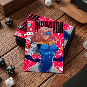 Könnte beinhalten: Ein Stapel Comic-Karten mit einer Superheldin in einem blau-gelben Kostüm vor rotem Hintergrund. Auf den Karten stehen die Wörter "DISPATCH" und "ADHOC STUDIO". Würfel und ein ledergebundenes Buch befinden sich im Hintergrund.