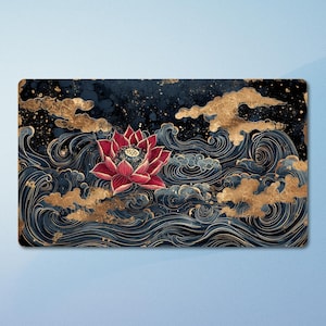 Op de afbeelding: Rechthoekige kunstdruk met een rode lotusbloem die op gestileerde blauwe golven drijft. Gouden accenten benadrukken wolken en details tegen een donkerblauwe achtergrond. Het kunstwerk roept een gevoel van rust en natuurlijke schoonheid op.