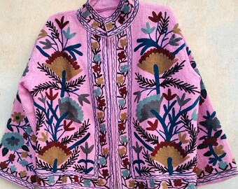 Pinkfarbene, bestickte Suzani-Jacke für Damen: Boho-Mantel mit Blumenmuster, Statement-Jacke