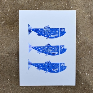 Impression lino trois poissons - Art mural linogravure fait main sur l'océan - Décoration d'intérieur côtière - Impression bleue ou noire - Cadeau pour les amoureux de la mer