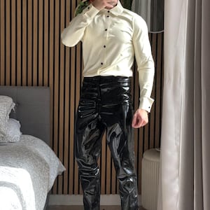 Conjunto de noche de látex. Camisa formal de látex, pantalón de vestir y corbata. Traje fetichista brillante de Catalyst Latex.
