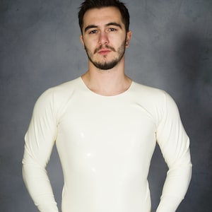 Camiseta de látex de manga larga. Camiseta ajustada de goma para hombre. Ropa urbana fetichista de Catalyst Latex.