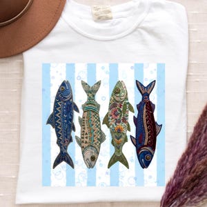 Blårandig fisktröja, familjekryssning och sardiner som presenter, sommarlappskjorta, bekväma färger kustliv t-shirt