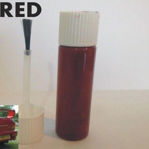 Op de afbeelding: Een fles rode verf met een witte dop en een kwastapplicator. Het woord "RED" staat in grote, vette, zwarte letters bovenaan de afbeelding. De verffles is cilindrisch en lijkt nieuw.