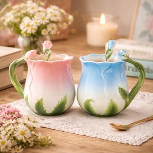 Keramische 3D-tulpmok met lepel, handgemaakte koffiekop met bloem, esthetische theekopset, rozeblauwe bloemenmok 320 ml, verjaardagscadeau voor haar.