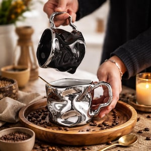 Tazza da caffè astratta color argento liquido realizzata a mano, tazza in ceramica creativa e irregolare, tazza da tè scultorea moderna, regalo unico per lui, 350 ml.
