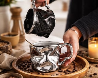 Handgemaakte vloeibare zilveren abstracte koffiemok, onregelmatige creatieve keramische kop, moderne sculpturale theekop, uniek cadeau voor hem, 350 ml.