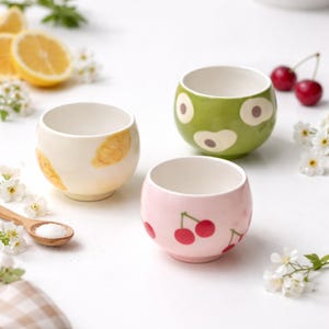 Caneca de cerâmica artesanal, xícara de café com frutas fofas, cerâmica estética, xícara de chá com abacate, croissant e cereja, presente para ela, decoração de cozinha de 350ml.