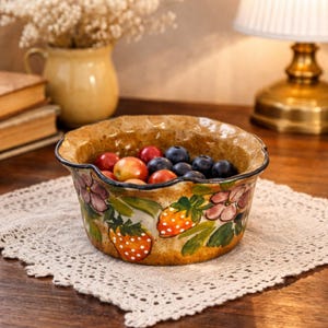 Handgjord skål med jordgubb i keramik, fruktskål med vågig kant i keramik, rustik handmålad skål med blommigt bröd, estetisk present till henne.