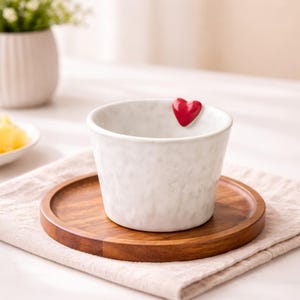 Herz Keramikbecher, süße Dessertschale mit rotem Herz, handgemachte Keramiktasse, einzigartiges Valentinstagsgeschenk, ästhetisches Küchendekor, minimalistischer Becher.