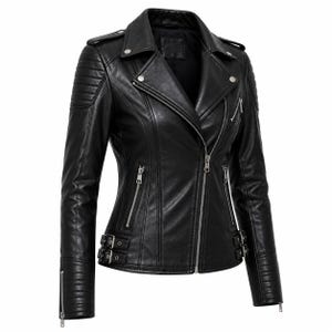 Könnte beinhalten: Eine schwarze Lederjacke mit asymmetrischem silbernem Reißverschluss, fallendem Revers mit silbernen Druckknöpfen, Reißverschlusstaschen, gesteppten Schulter- und Ärmelpartien sowie verstellbaren seitlichen Schnallen an der Taille mit silbernen Beschlägen.