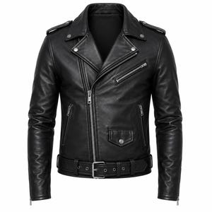 Könnte beinhalten: Eine schwarze Lederjacke mit asymmetrischem Frontreißverschluss, steigendem Revers mit silberfarbenen Metalldruckknöpfen, Schulterklappen, einer Reißverschluss-Brusttasche, zwei seitlichen Reißverschlusstaschen, einer kleinen Pattentasche und einem Gürtel mit Schnalle.