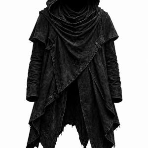 Könnte beinhalten: Eine schwarze Kapuzenjacke mit verwaschener, abgenutzter Textur. Das Kleidungsstück verfügt über eine große, drapierte Kapuze, lange Ärmel und einen asymmetrischen, ausgefransten Saum. Es enthält überlappende Stoffbahnen und Metallknöpfe.