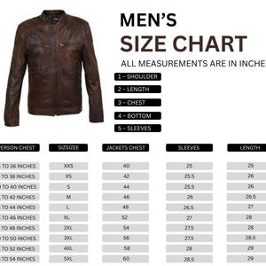 K&ouml;nnte beinhalten: Braune Lederjacke mit Rei&szlig;verschluss und Stehkragen. Das Bild enth&auml;lt eine Gr&ouml;&szlig;entabelle mit Ma&szlig;en in Zoll f&uuml;r Brust, &Auml;rmel und L&auml;nge. Der Text lautet "MEN'S SIZE CHART".