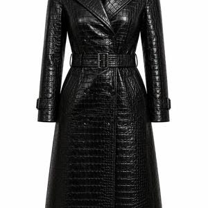 Peut inclure: Un trench-coat noir avec une texture brillante façon peau de crocodile. Ce manteau croisé présente un col à revers, des épaulettes, des manches longues avec des poignets à boucle et une ceinture assortie avec une boucle rectangulaire.