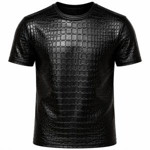 Könnte beinhalten: Ein schwarzes T-Shirt mit kurzen Ärmeln und einer markanten, geprägten Krokodilleder-Textur auf der Vorderseite und den Ärmeln. Das Kleidungsstück verfügt über einen klassischen Rundhalsausschnitt und ein durchgehendes, quadratisches Schuppenmuster.