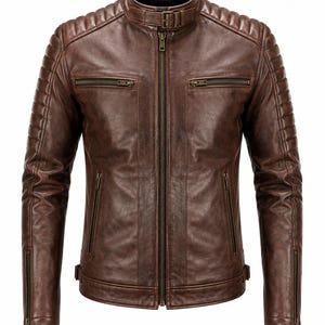 Könnte beinhalten: Eine braune Lederjacke mit Stehkragen und Schnallenriemen, zentralem Reißverschluss, zwei Brusttaschen mit Reißverschluss, zwei unteren Reißverschlusstaschen sowie gerippten Polsterdetails an den Schultern und den oberen Ärmeln.