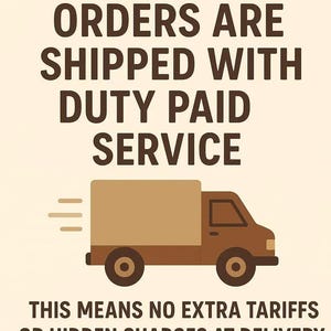 K&ouml;nnte beinhalten: Illustration eines braunen Lieferwagens mit dem Text "ALL OUR USA ORDERS ARE SHIPPED WITH DUTY PAID SERVICE". Darunter steht "THIS MEANS NO EXTRA TARIFFS OR HIDDEN CHARGES AT DELIVERY - THE PRICE YOU PAY IS FINAL."