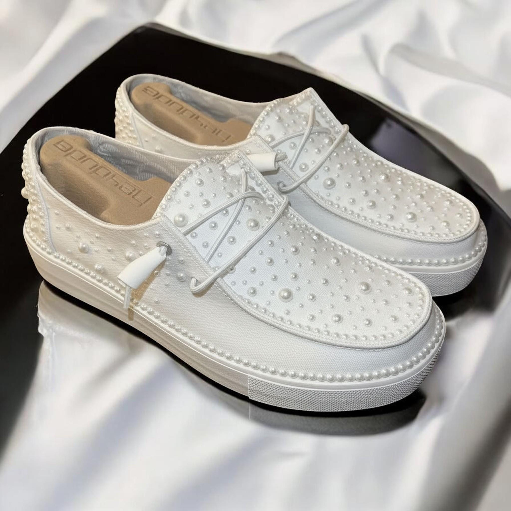 Zapatillas de boda Bling Dude: cómodas zapatillas sin cordones con nombre personalizado y perlas