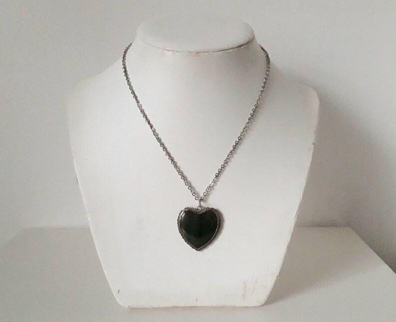 Vintage silvertone and green semi precious stone heart pendant necklace agate jade