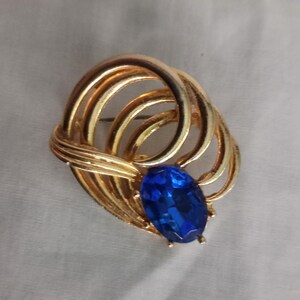 Vintage 1950s goldtone Blue rhinestone Curled Design brooch pin
