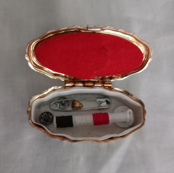 Vintage Goldtone Pill Pot Sewing Kit Pink Blue Ye… - image 4